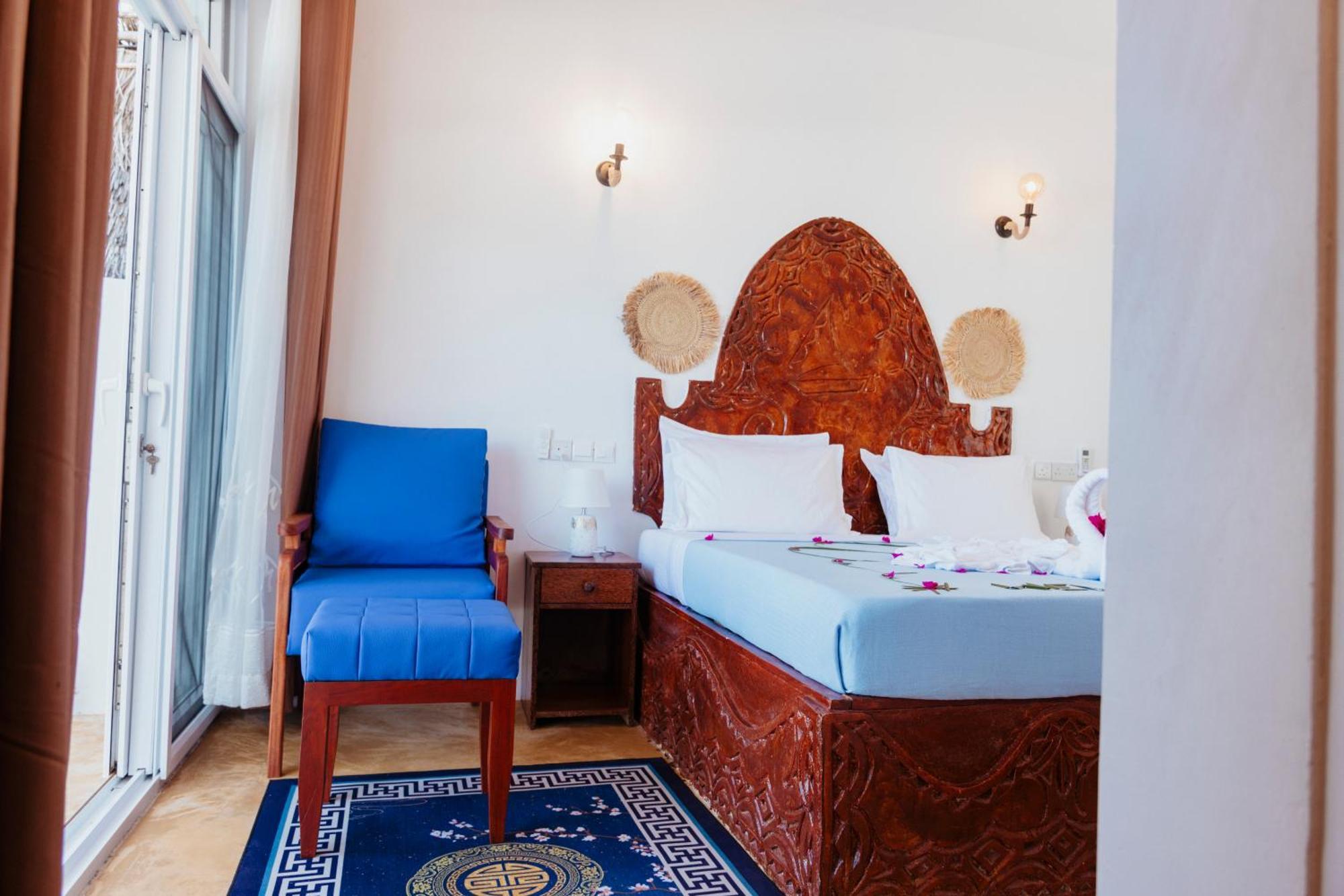 Deluxe Double Room with Side Sea View
